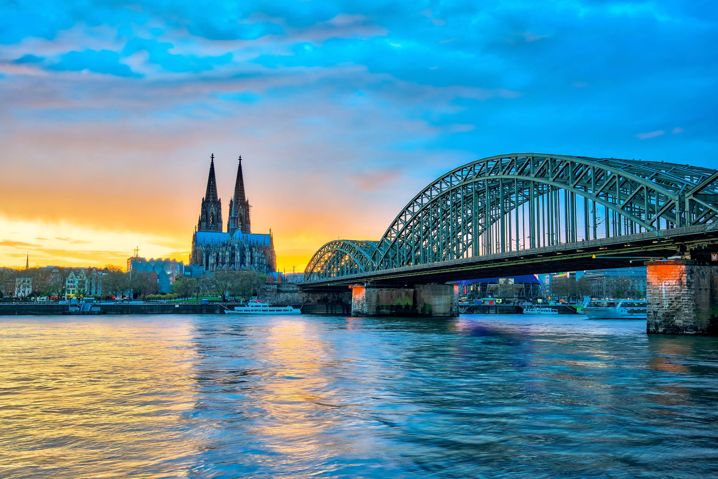 Blick über den Rhein auf den Dom in Köln