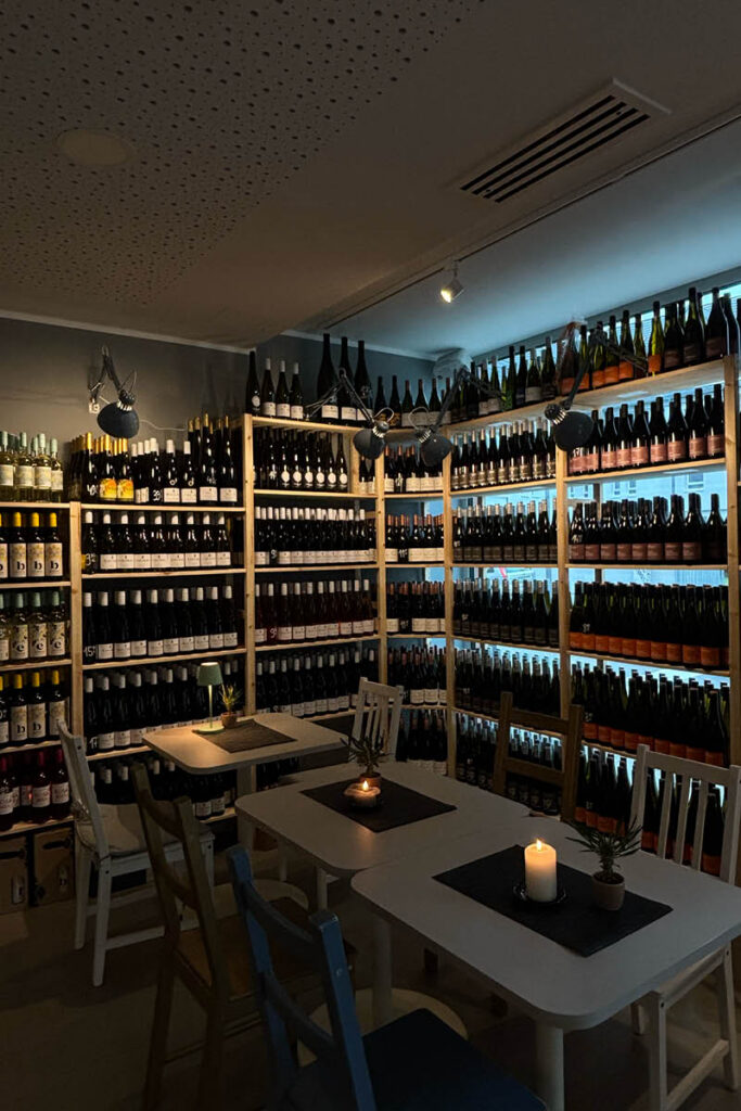Weinregale im Store Köln-Nippes